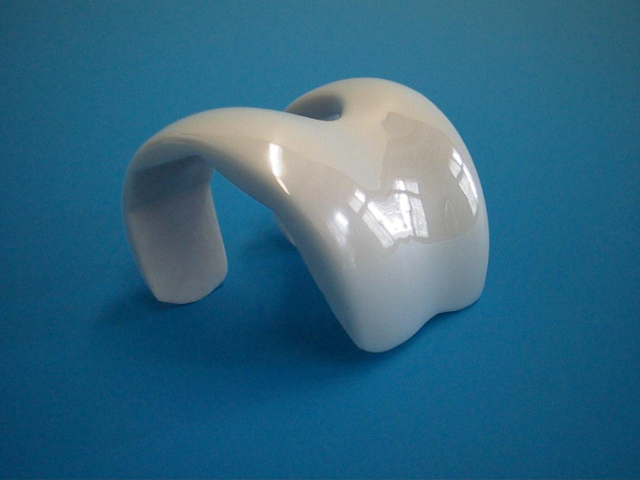 Knee replacement femoral component made of zirconia ceramics